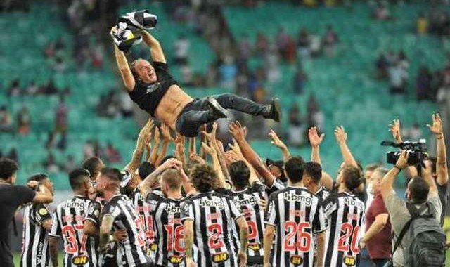 开云娱乐app安全登录-米涅罗时隔50年巴甲夺冠！山东旧帅抱上海旧将大腿